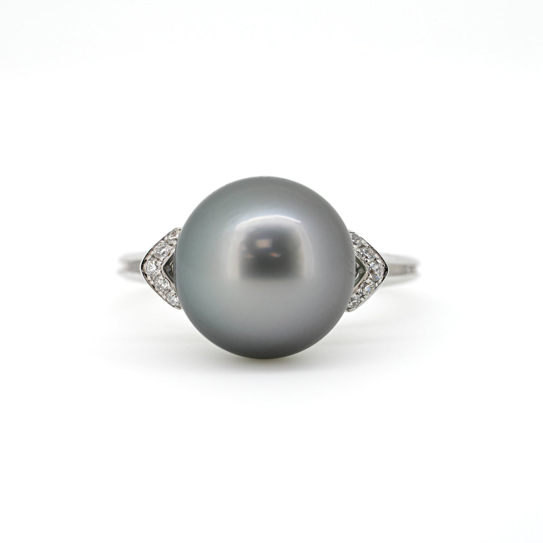 18K Gold Tahitian Pearl Ring with Sparkling Diamond - Close Look