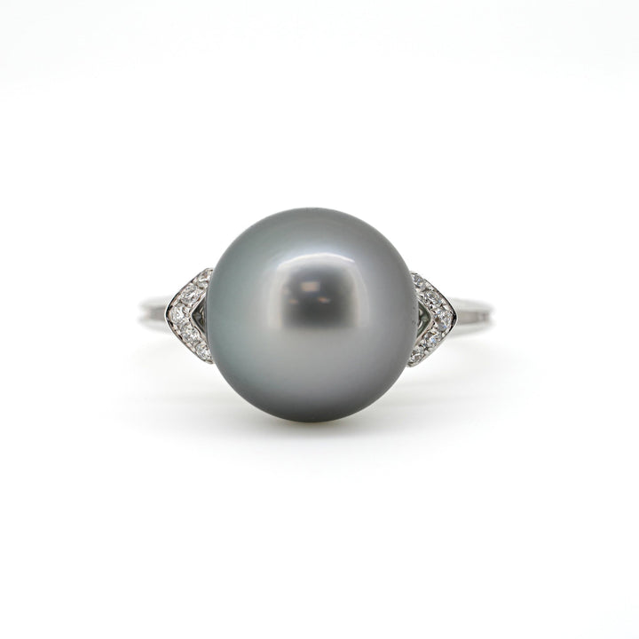 18K Gold Tahitian Pearl Ring with Sparkling Diamond - Close Look