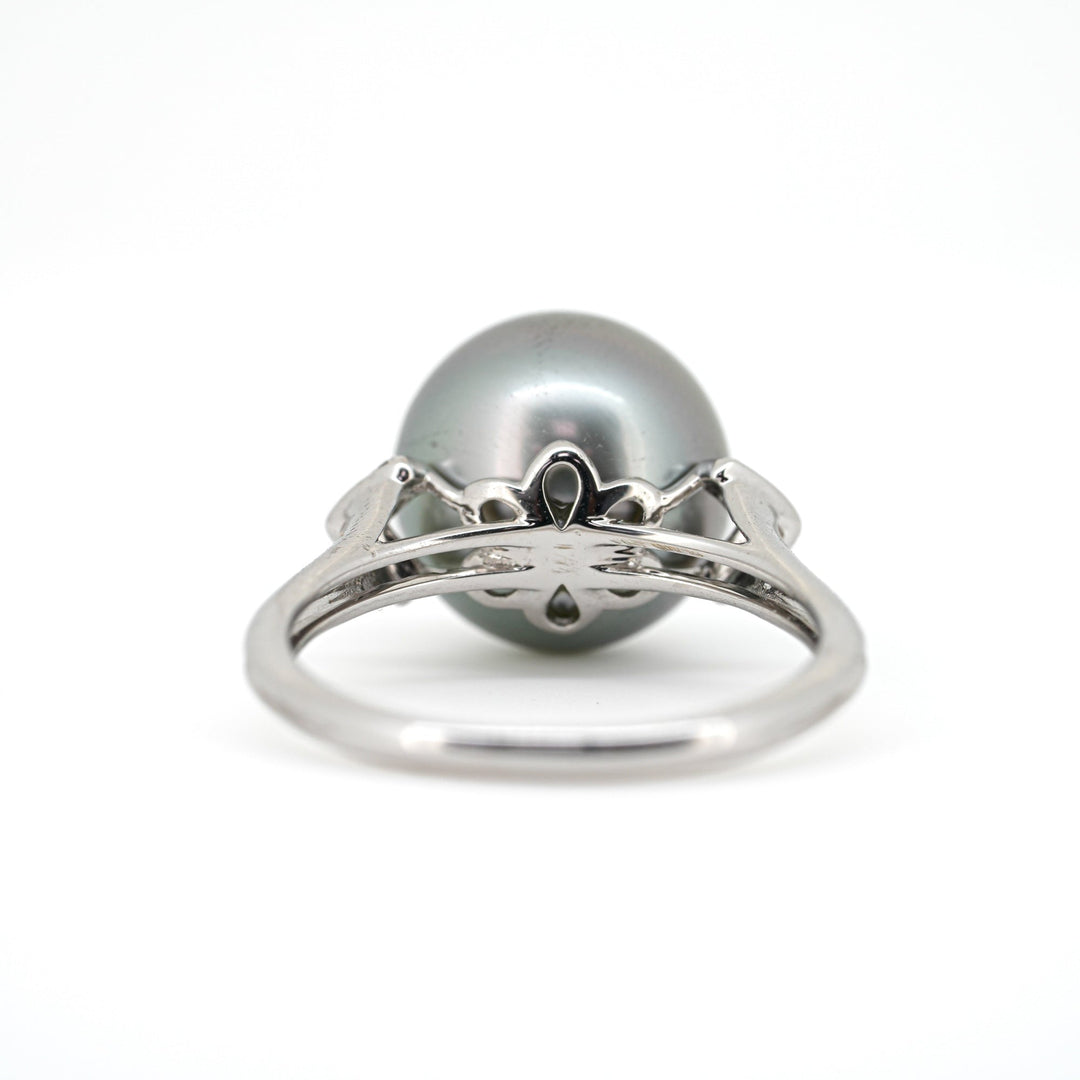 18K Gold Tahitian Pearl Ring with Sparkling Diamond - Close look behind