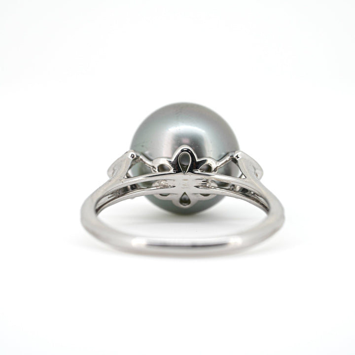 18K Gold Tahitian Pearl Ring with Sparkling Diamond - Close look behind