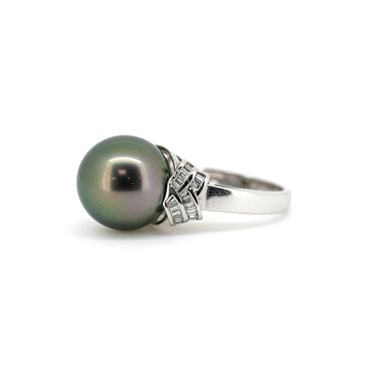 18K Tahitian Pearl & Diamond Ring - Close Look left hand side