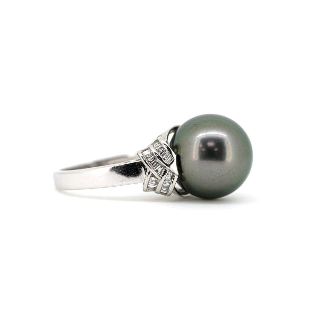 18K Tahitian Pearl & Diamond Ring - Close Look right hand side