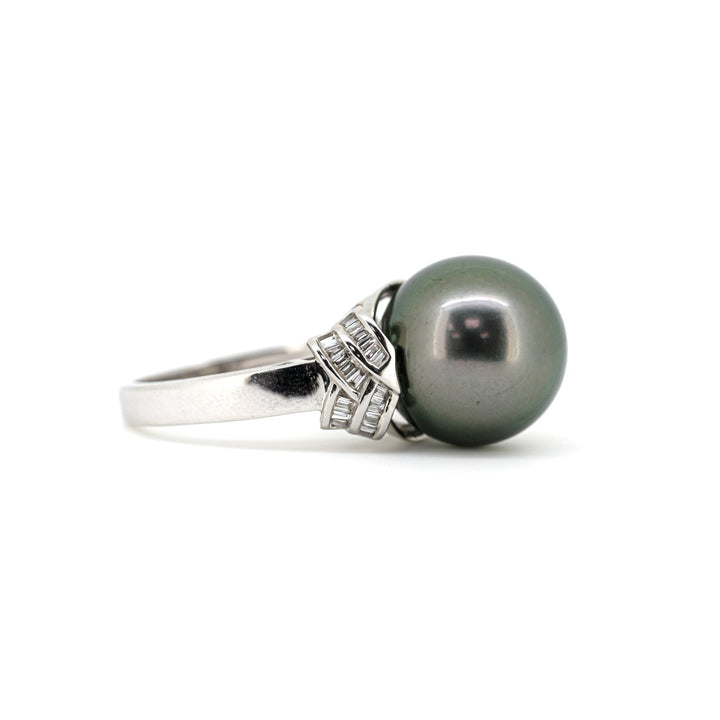 18K Tahitian Pearl & Diamond Ring - Close Look right hand side